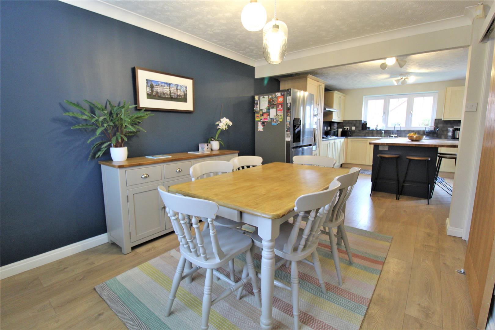 House Quinton Close in Warwick