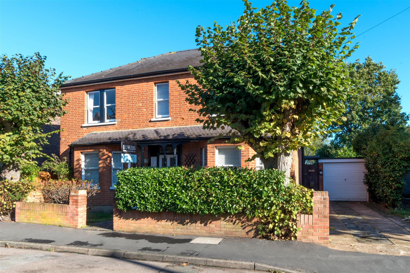 Flat Cambridge Road in Walton-on-Thames