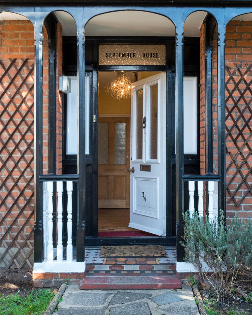 Flat Cambridge Road in Walton-on-Thames