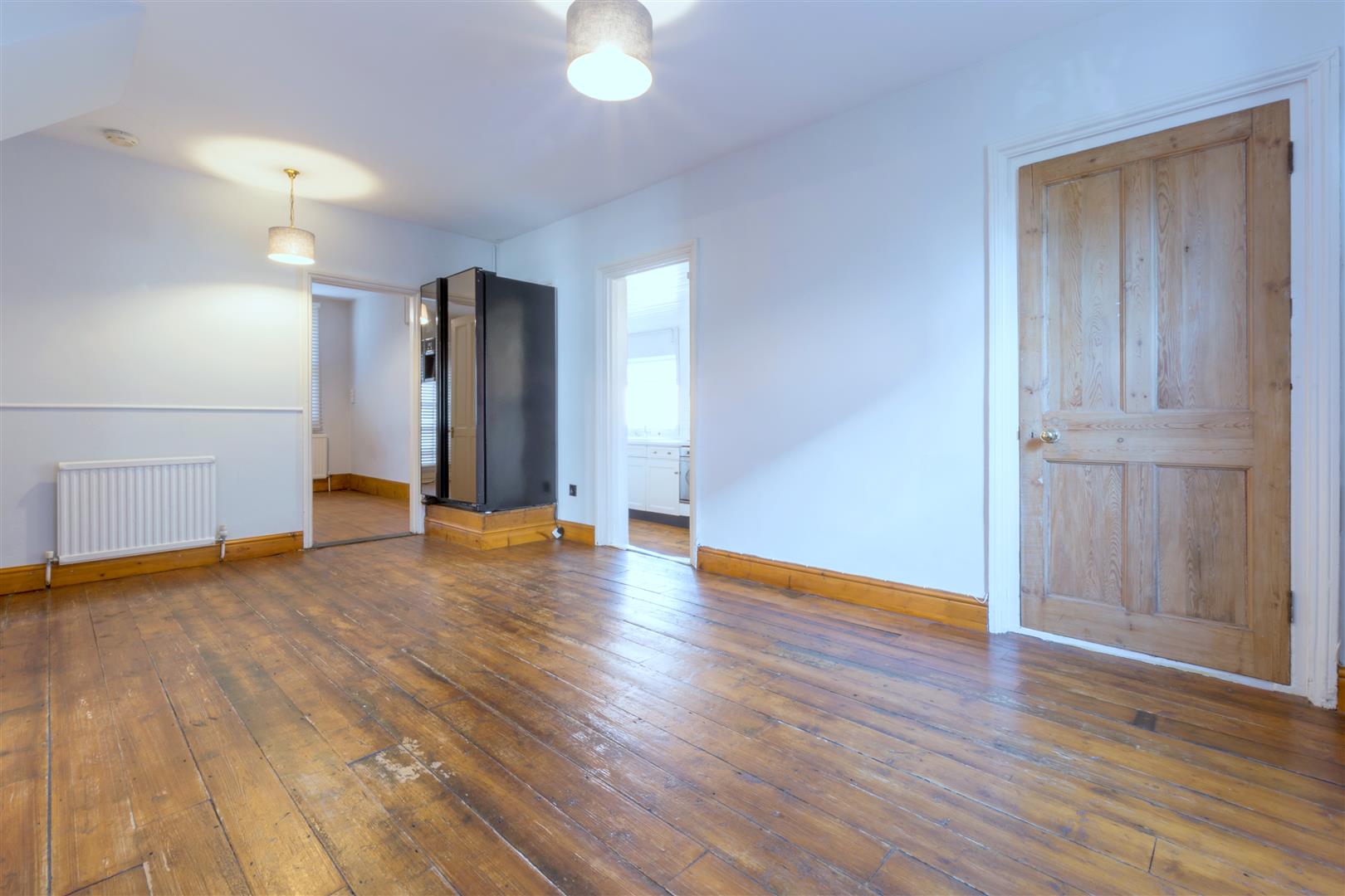 Flat Cambridge Road in Walton-on-Thames