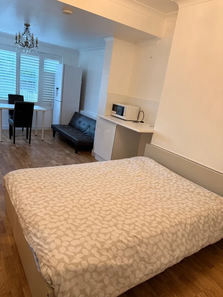 Flat Marvels Lane in Greater London