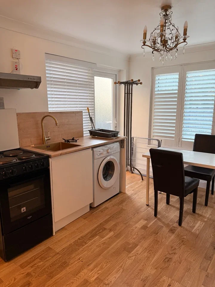 Flat Marvels Lane in Greater London