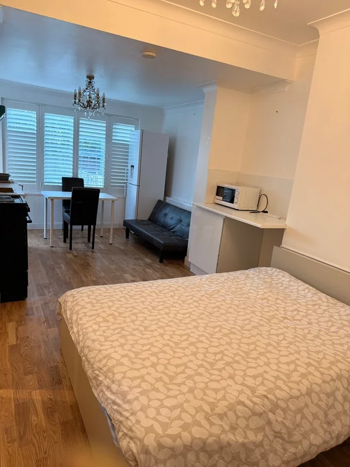 Flat Marvels Lane in Greater London
