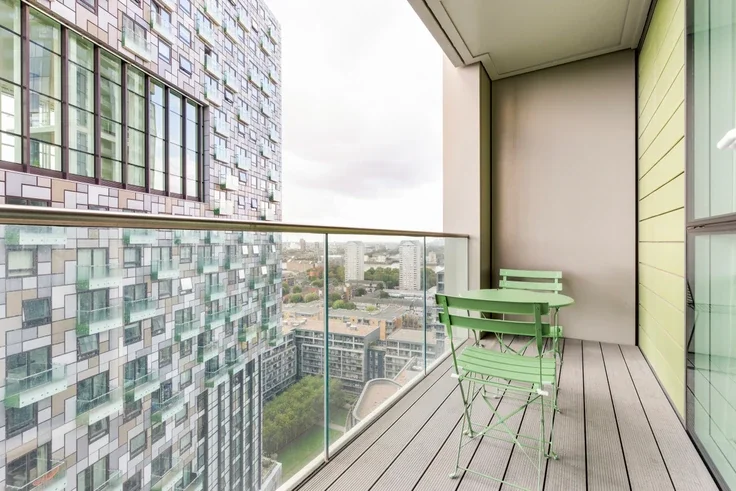 Flat Dockyard Lane in Greater London