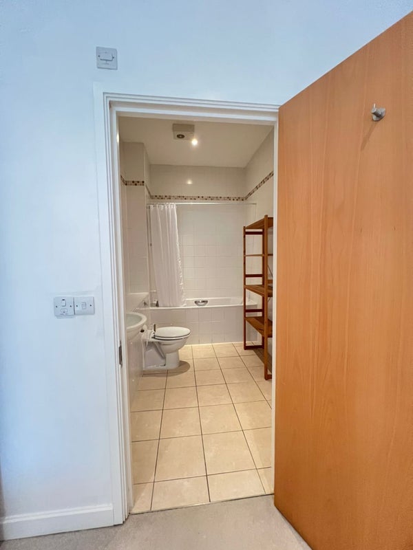 Room Grange Park in Greater London