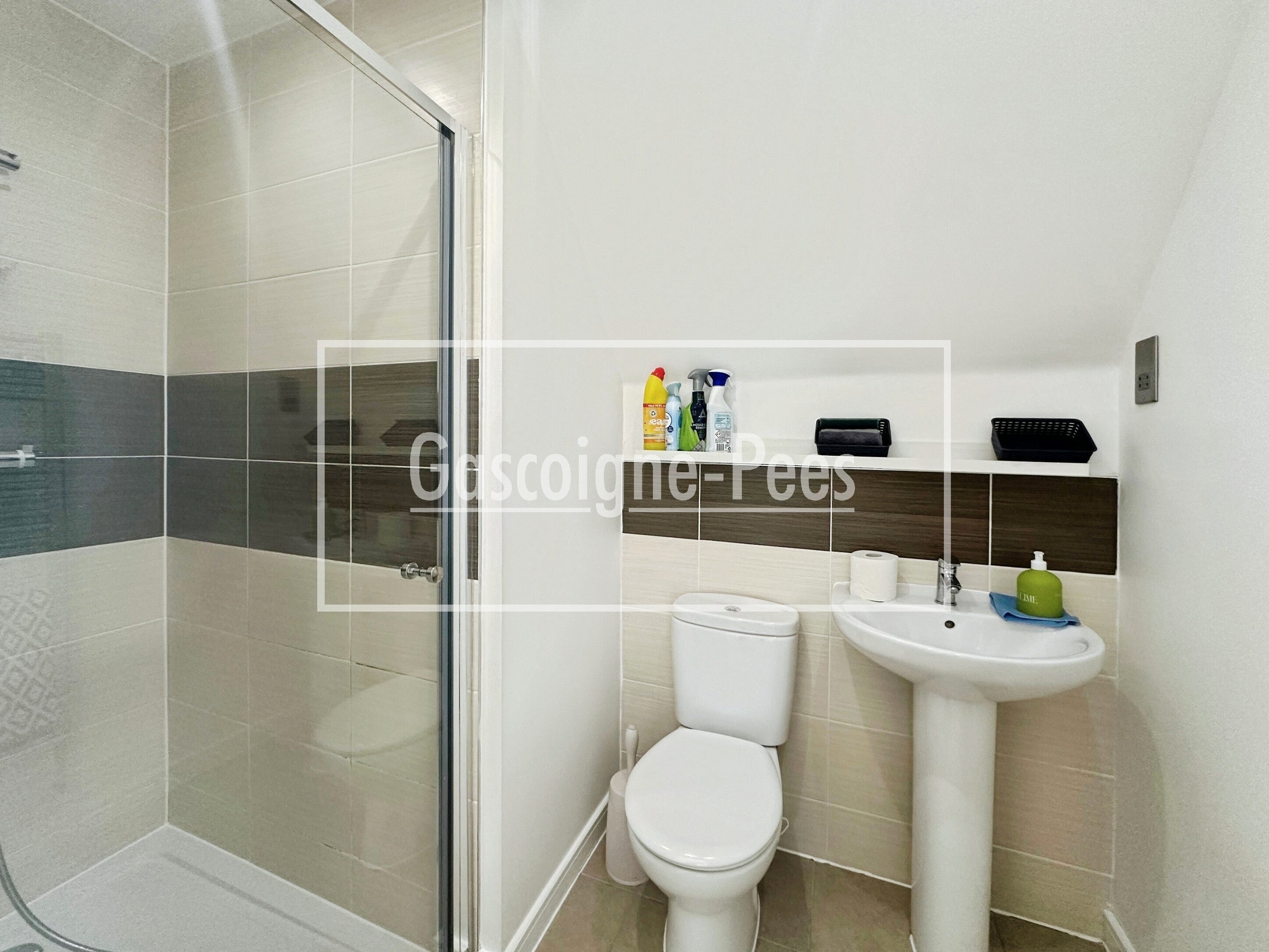 Room Sidlaws Road in Rushmoor