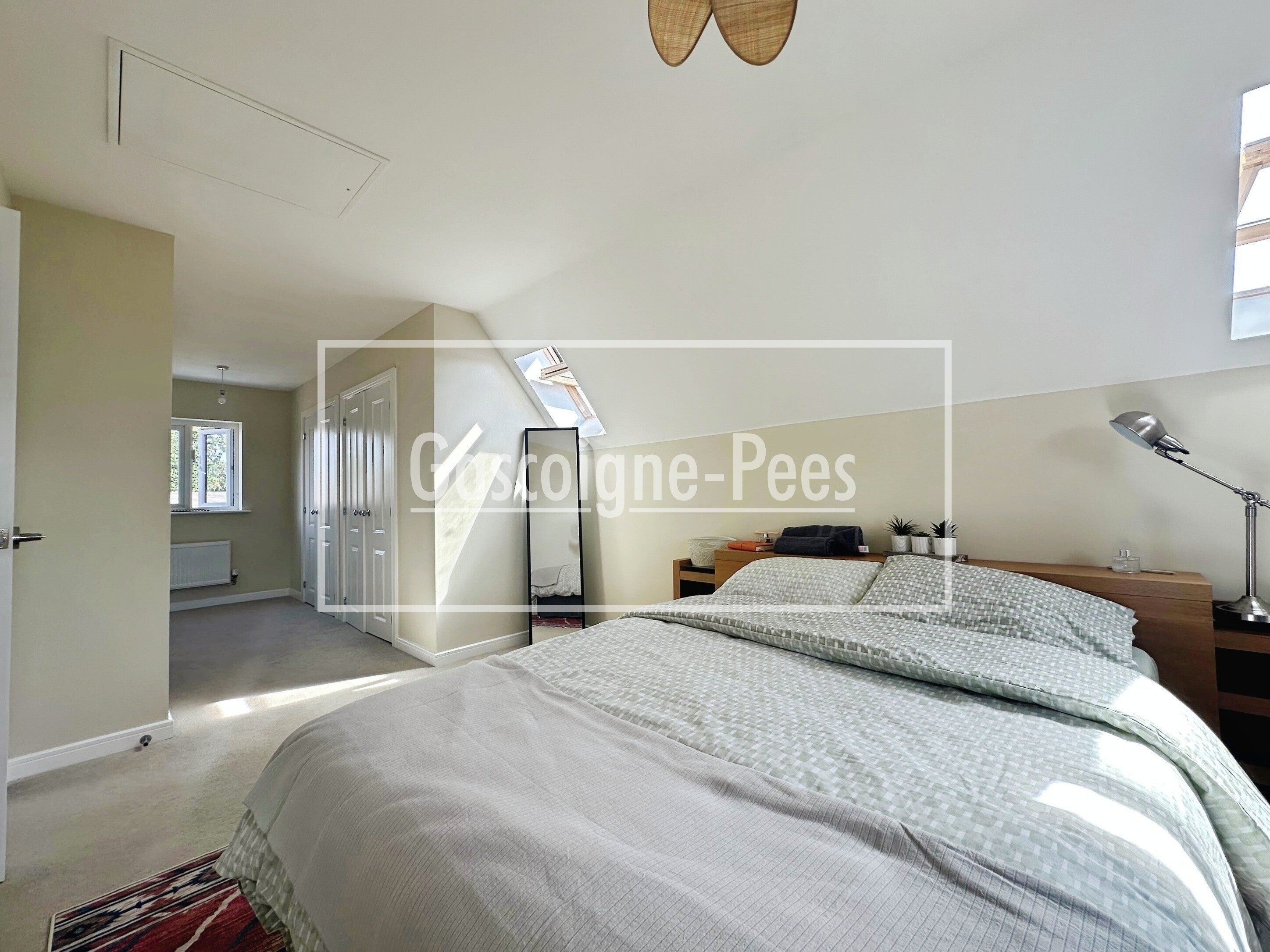 Room Sidlaws Road in Rushmoor