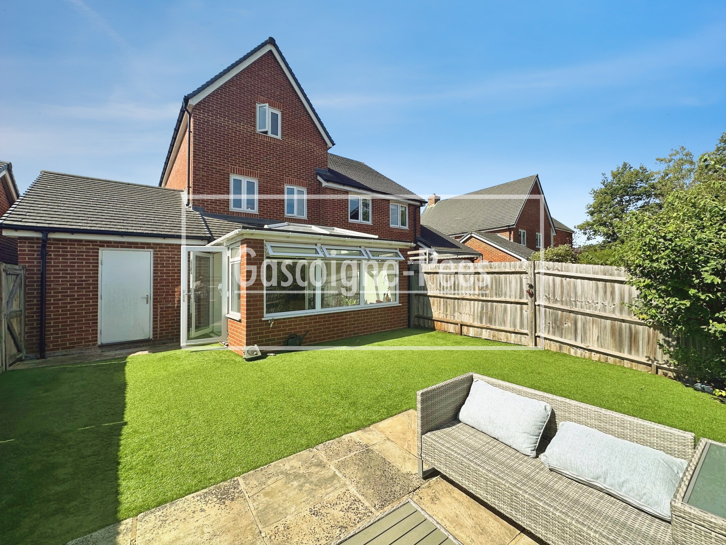 Room Sidlaws Road in Rushmoor