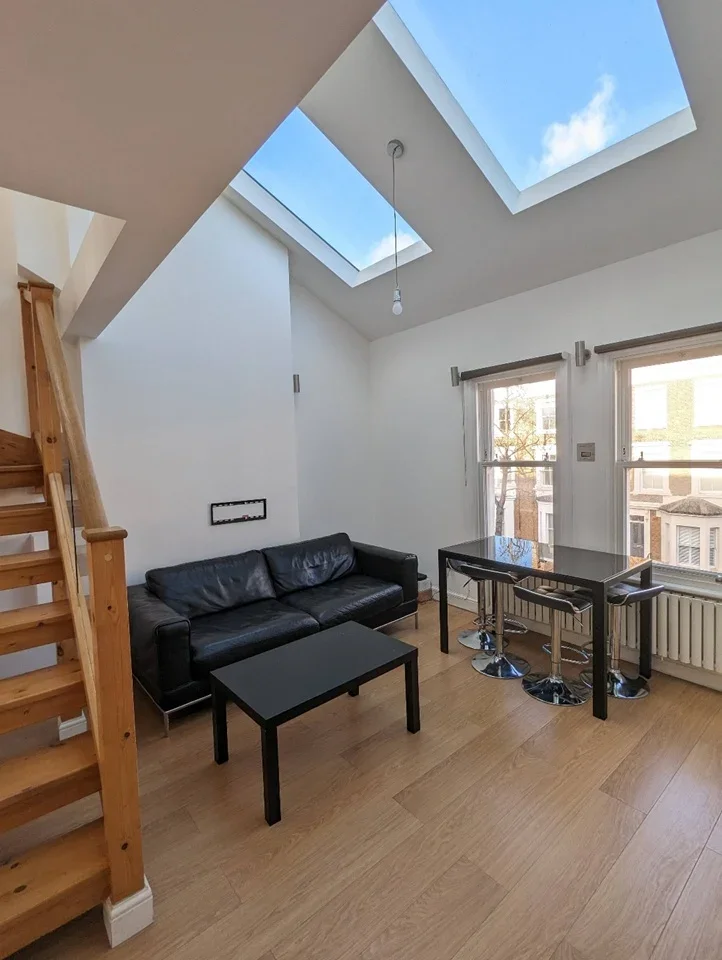 Flat Harwood Road in Greater London