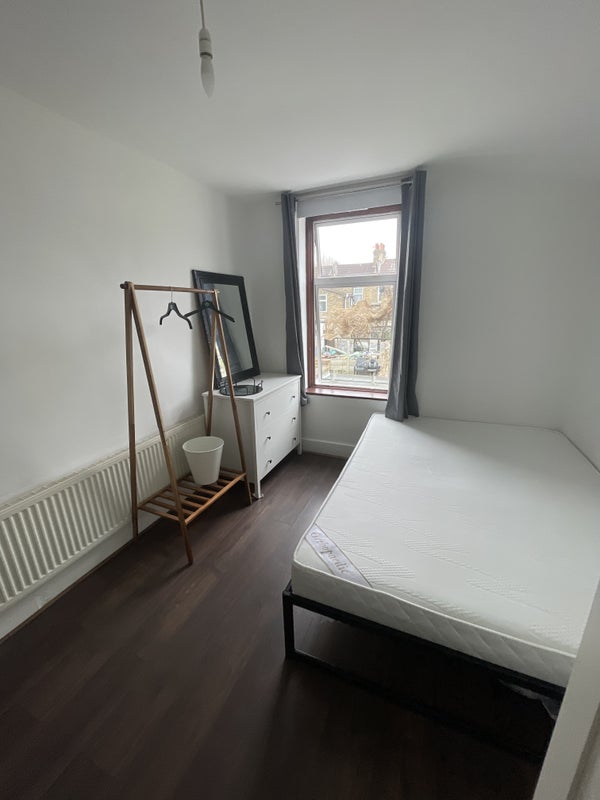 Room Coleridge Avenue in Greater London