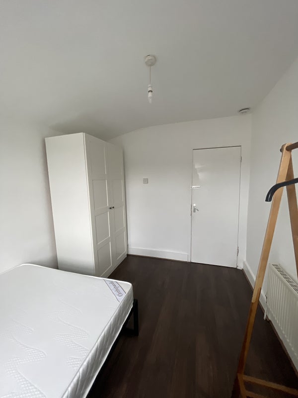 Room Coleridge Avenue in Greater London
