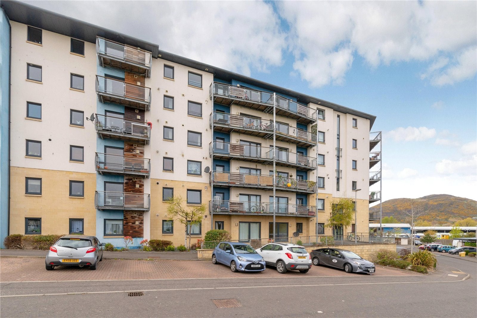Flat Drybrough Crescent in City of Edinburgh