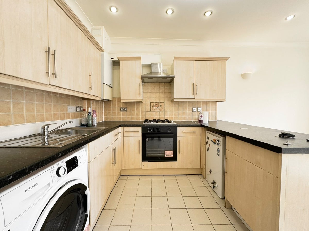 Flat Dagmar Road in Greater London