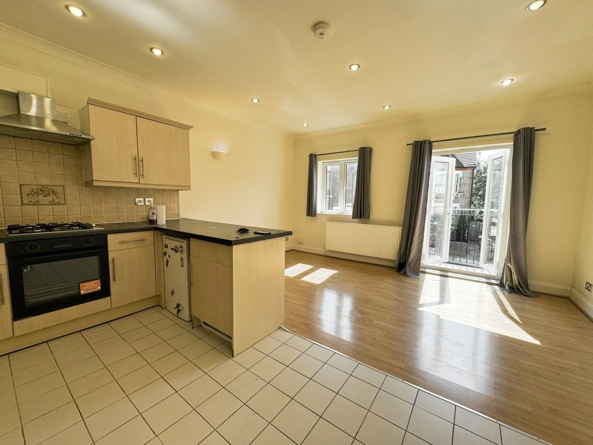 Flat Dagmar Road in Greater London