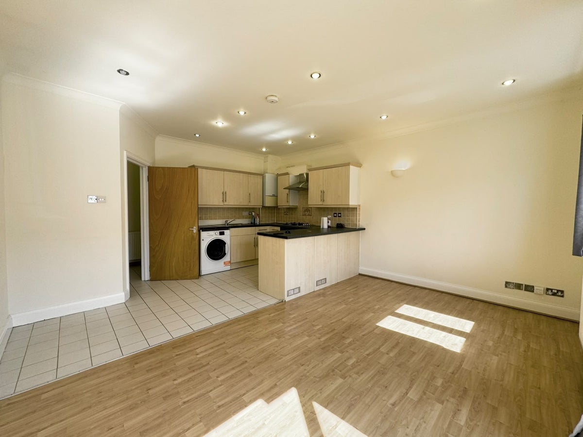 Flat Dagmar Road in Greater London