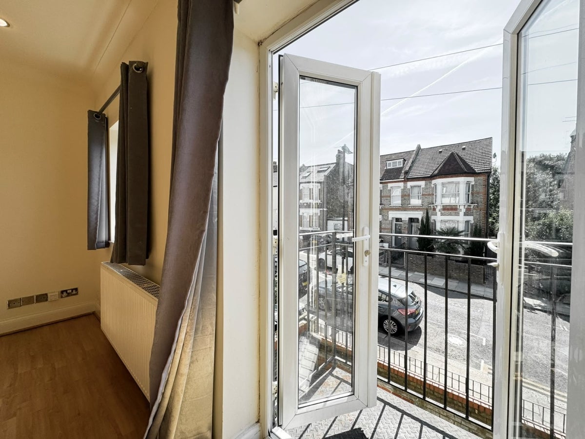 Flat Dagmar Road in Greater London