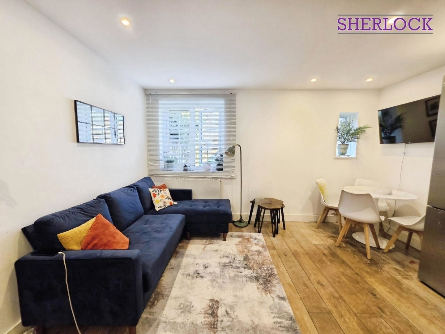 Flat Hoylake Road in Greater London