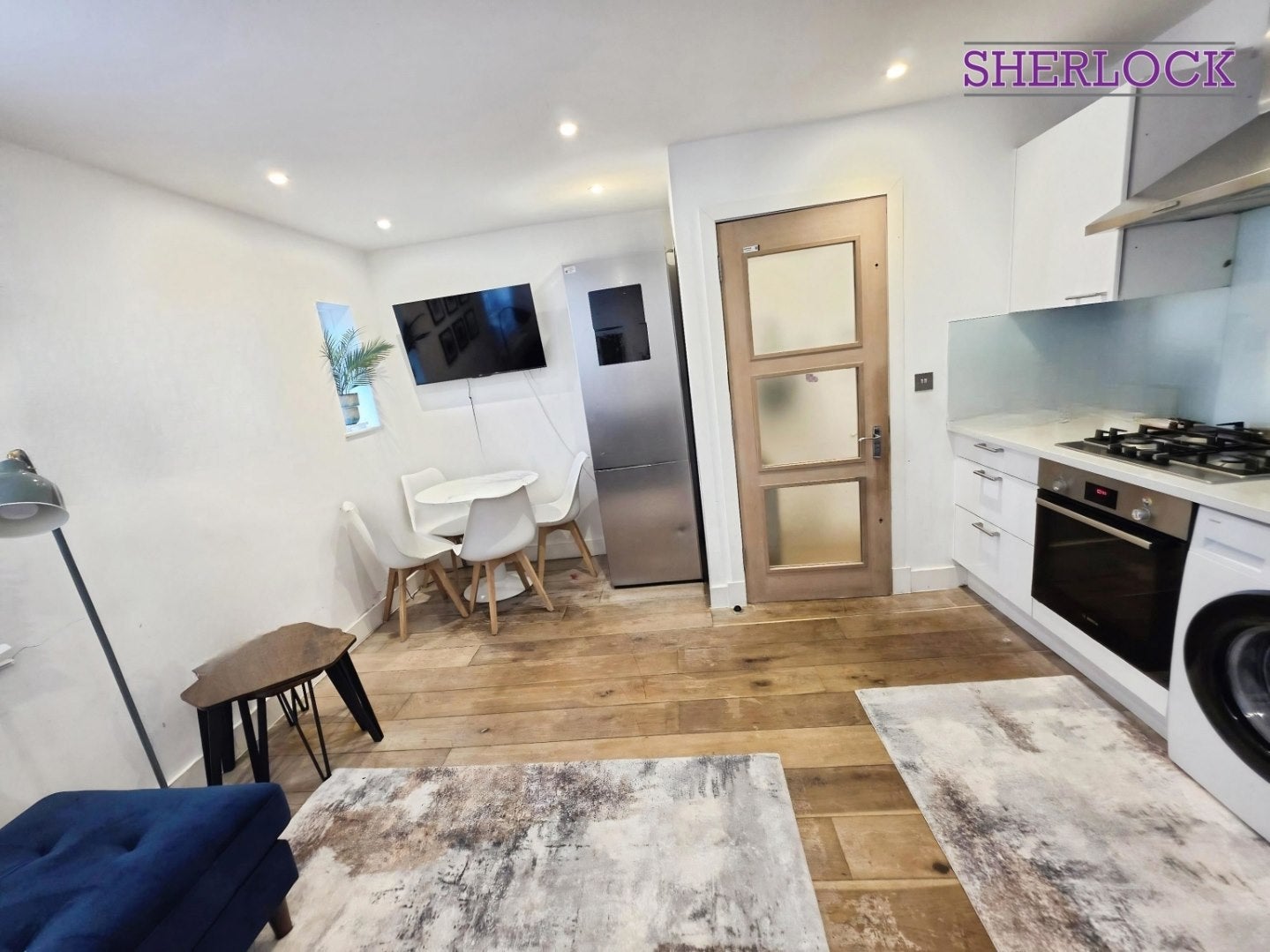 Flat Hoylake Road in Greater London