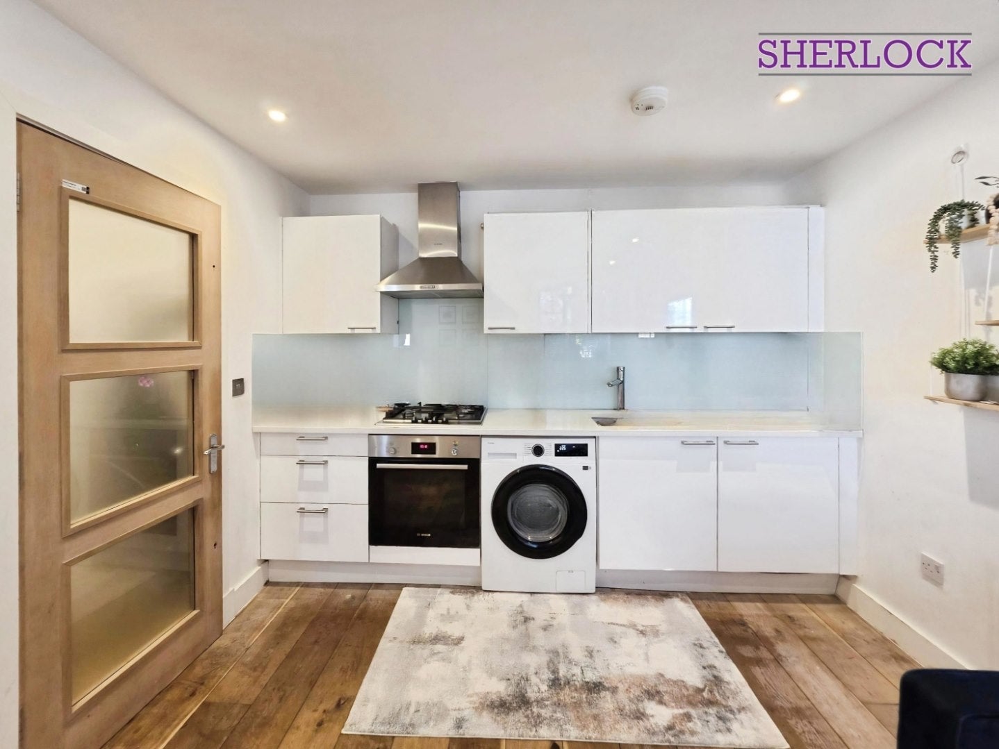 Flat Hoylake Road in Greater London