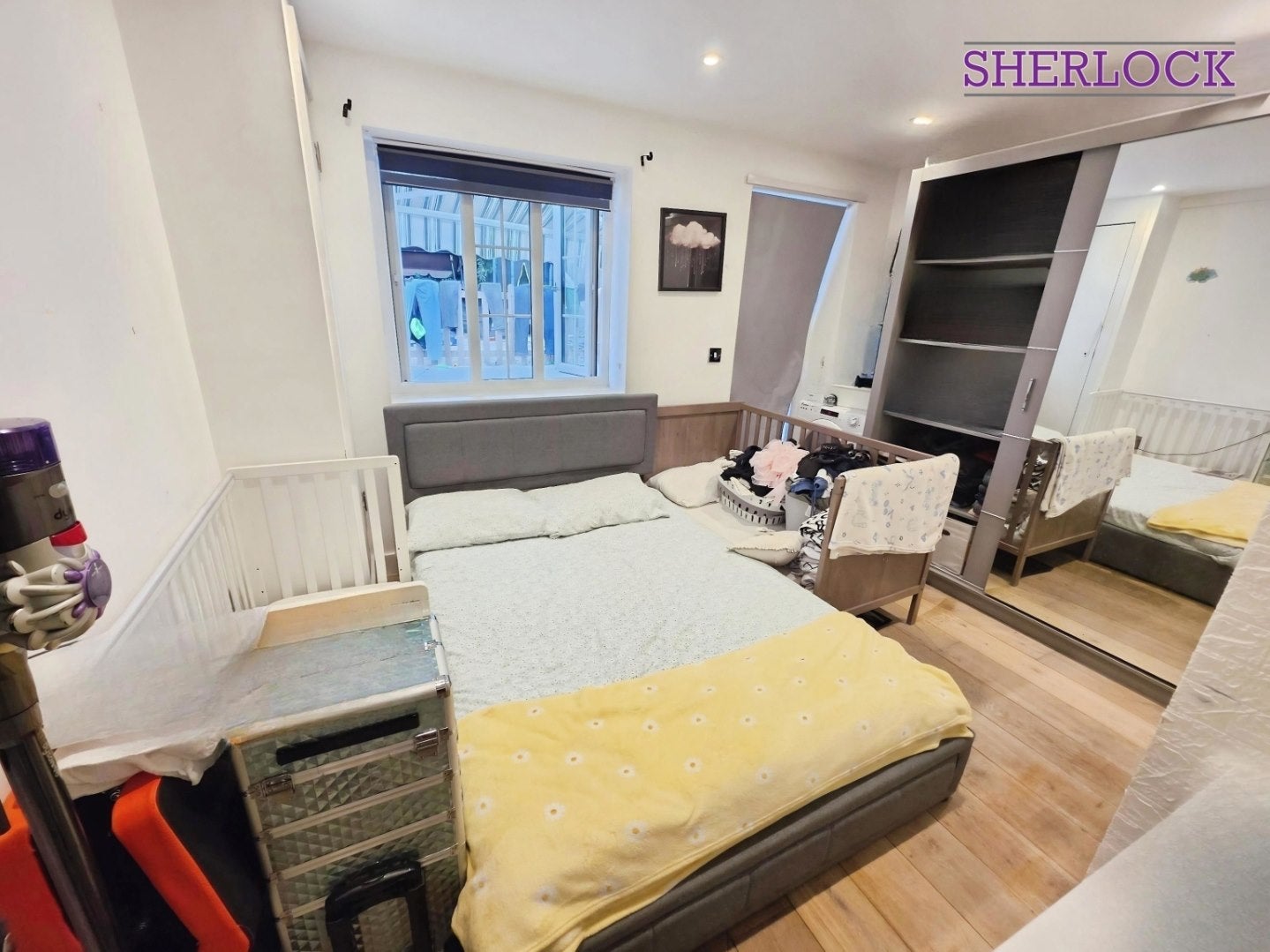 Flat Hoylake Road in Greater London