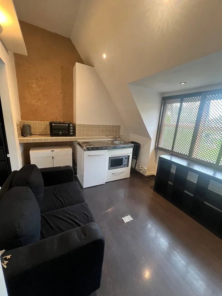 Flat Chiswick High Road in Greater London