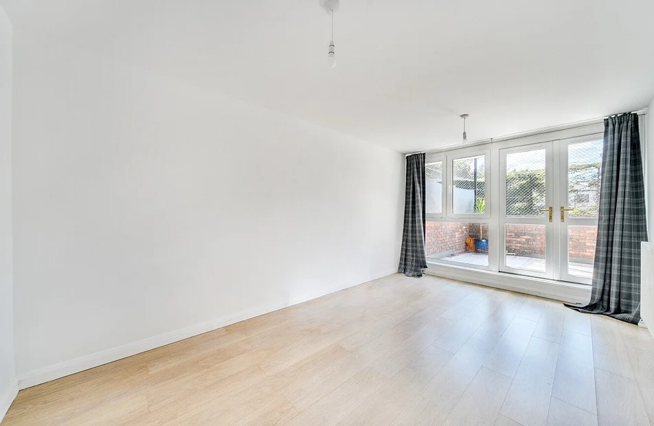 Flat Kenilworth Court in Greater London