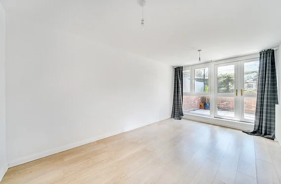 Flat Kenilworth Court in Greater London