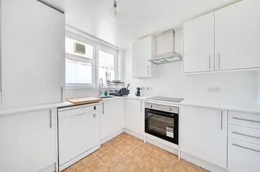 Flat Kenilworth Court in Greater London