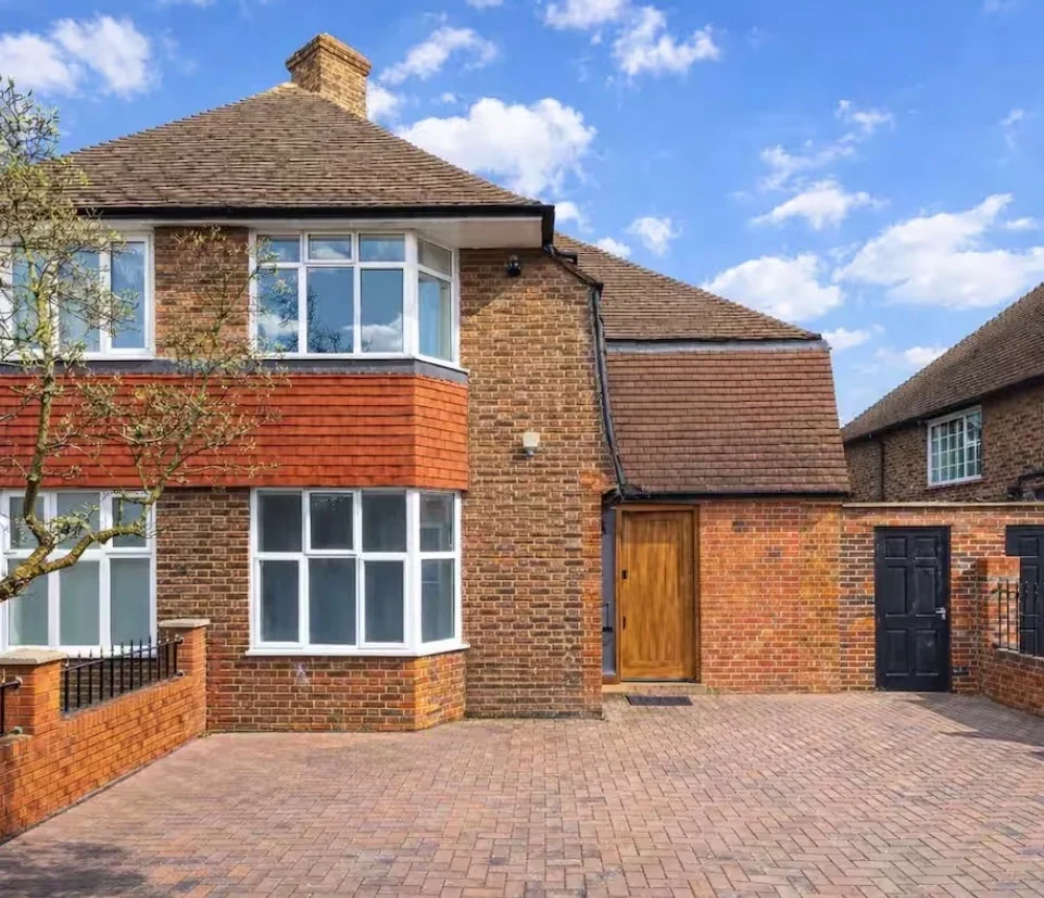 House Old Oak Road in Greater London