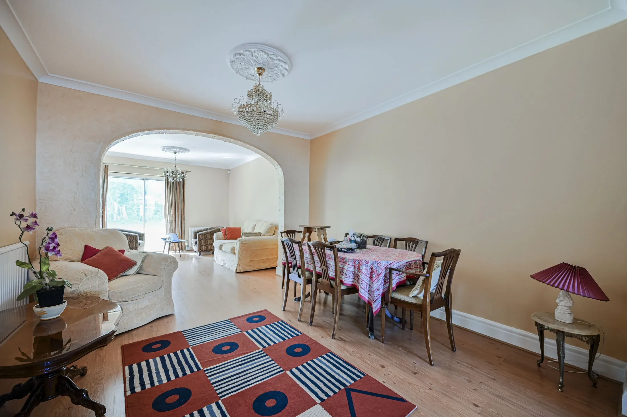 House Langley Crescent in Greater London