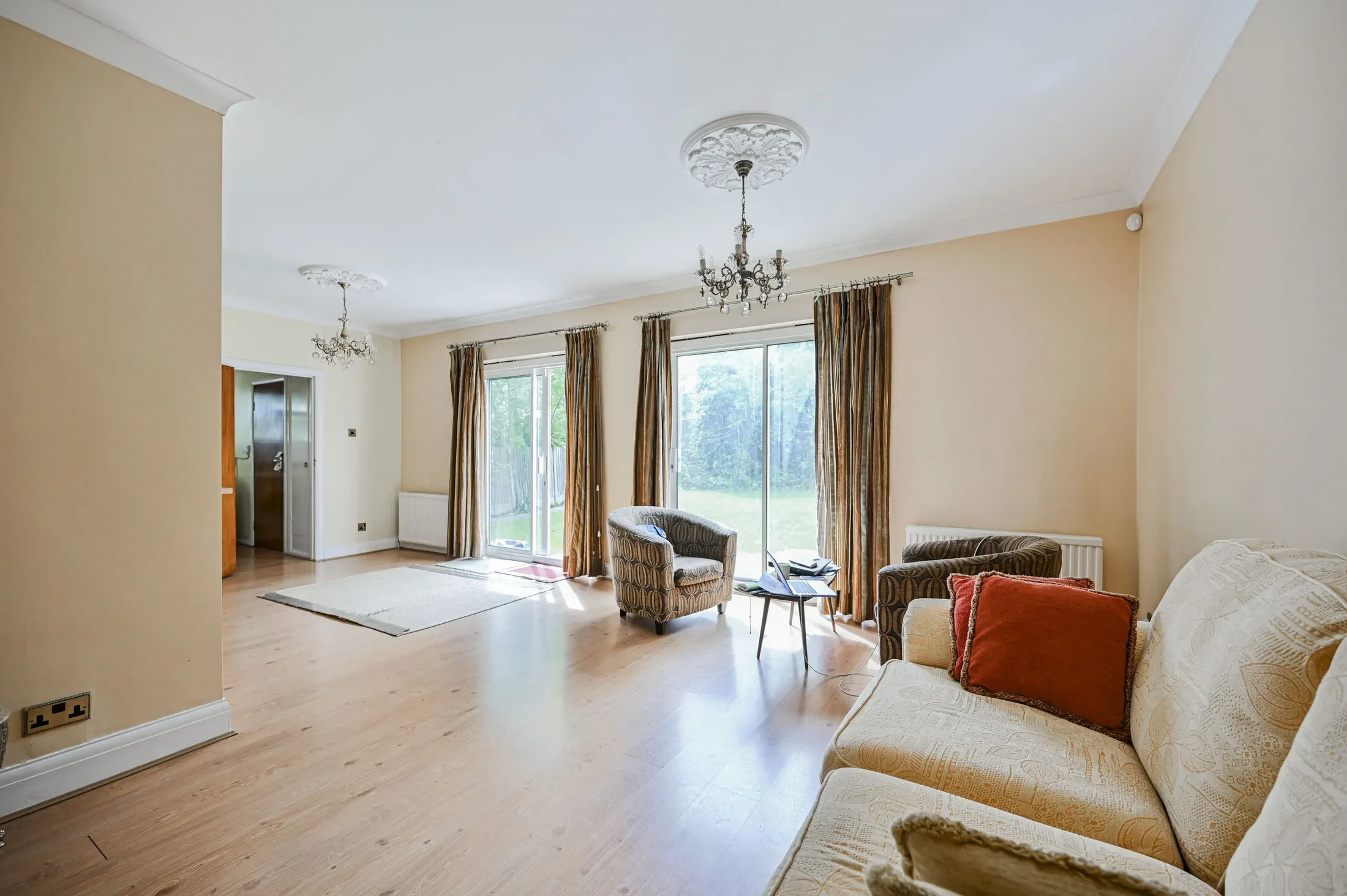 House Langley Crescent in Greater London
