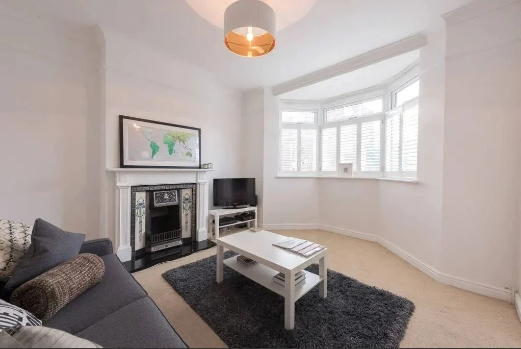 Flat Clyde Road in Greater London