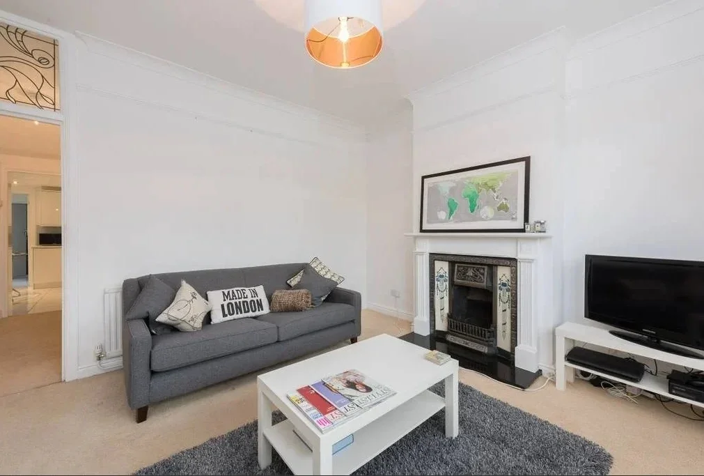 Flat Clyde Road in Greater London