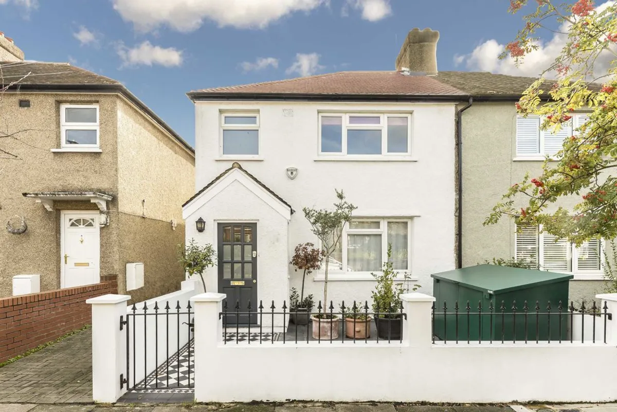 House Murray Road in Greater London