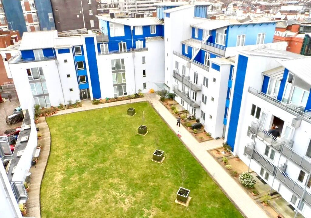 Flat Gordon Gardens in Swindon