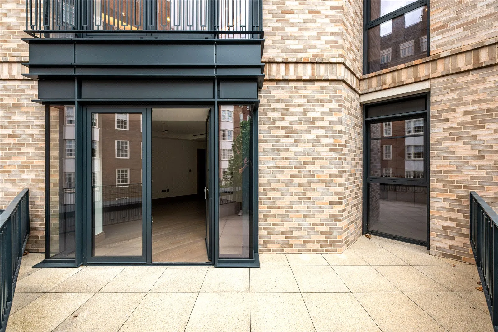 Flat Draycott Avenue in Greater London