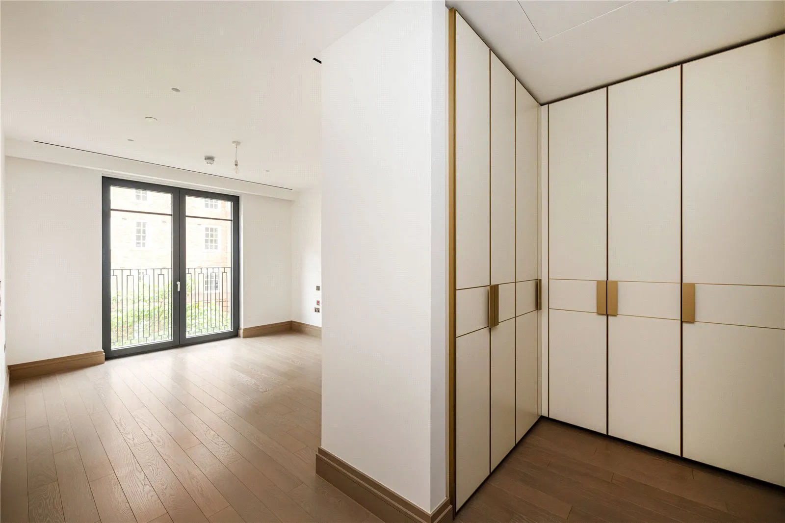 Flat Draycott Avenue in Greater London