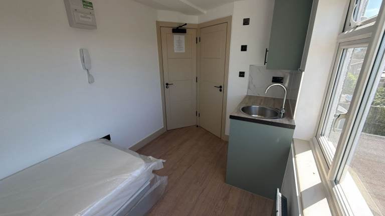Flat Hook Rise South in Greater London