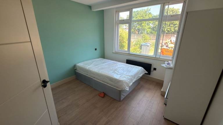 Flat Hook Rise South in Greater London