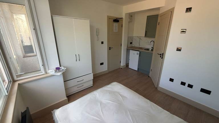 Flat Hook Rise South in Greater London