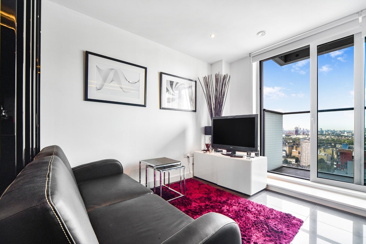 Flat Pan Peninsula Square in Greater London
