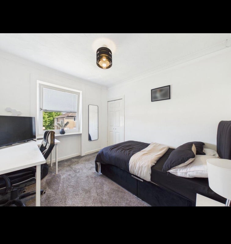 Room Crofton Avenue in Glasgow