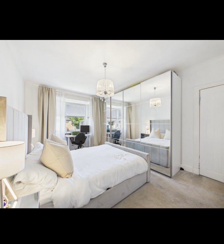 Room Crofton Avenue in Glasgow