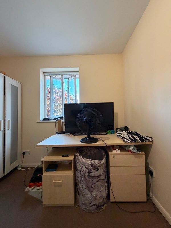 Room Swan Road in Greater London