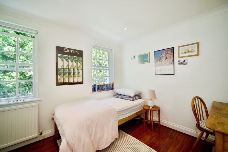 Room Mount Pleasant Crescent in Greater London