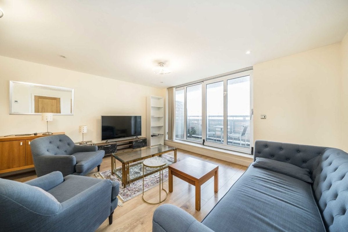 Flat Wards Wharf Approach in Greater London