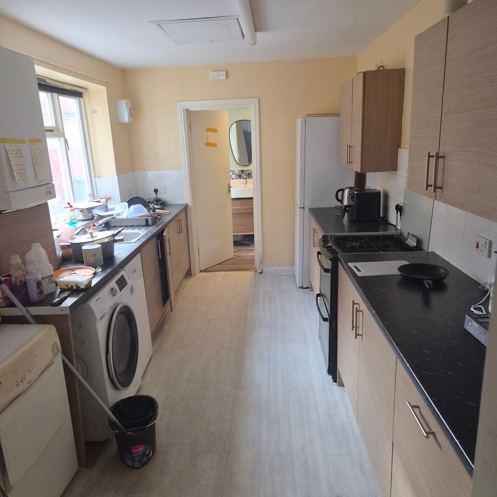 Room Cross Vale Road in Sunderland