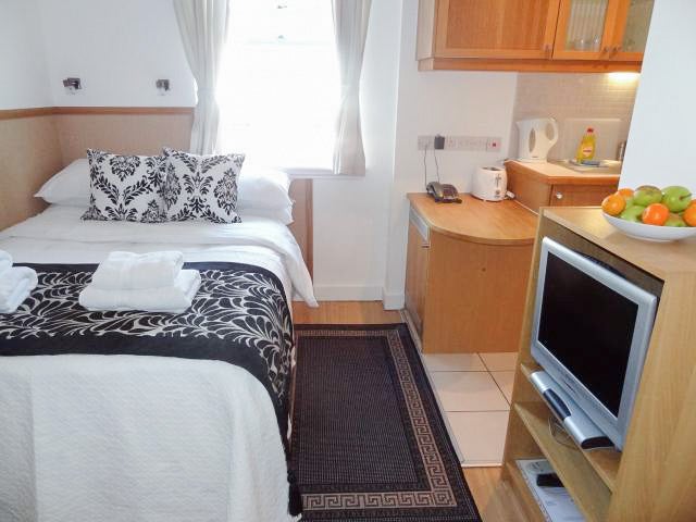 Room Fulham Palace Road in Greater London