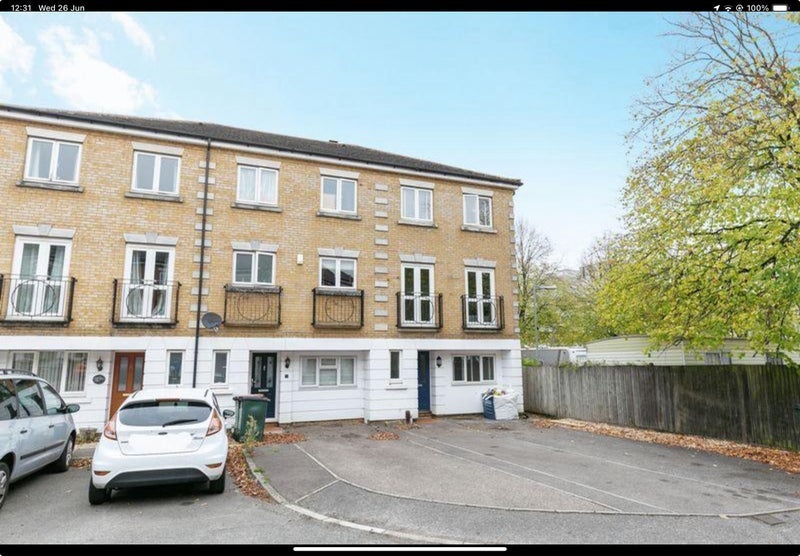 Room Beverley Mews in Crawley