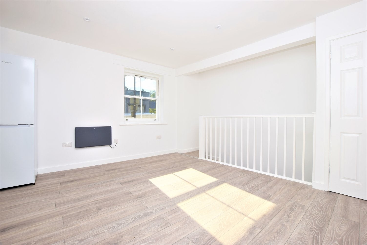 Flat Clyde Terrace in Greater London